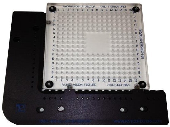 Placa de acrílico Rayco montada sobre el localizador RVFL de un equipo de visión